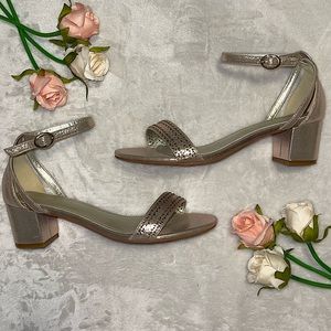 NWOT Dream Pairs Golden Low Chunky Heel Sandals